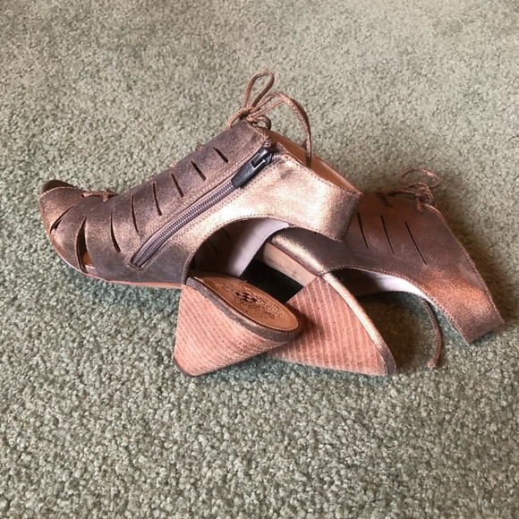 Vince Camuto - Picture 5 of 6